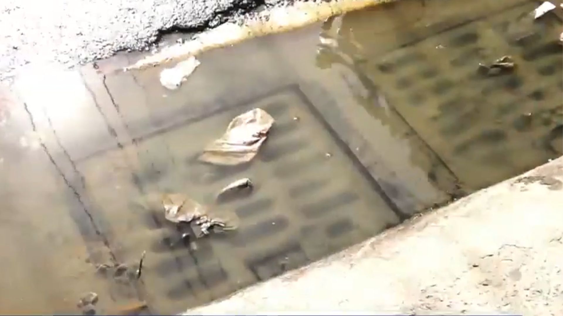 Fuga de aguas negras en Desamparados