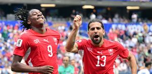 Johan Manzambi anotó dos goles. (Foto por FREDERIC J. BROWN / AFP)