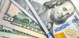 La diferencia entre ambos precios se conoce como spread.