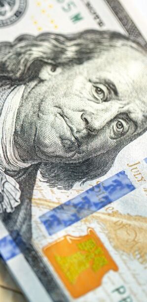 La diferencia entre ambos precios se conoce como spread.