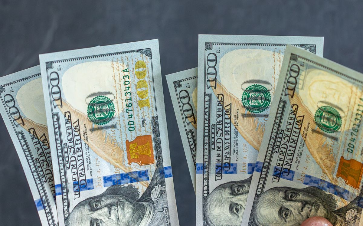 La diferencia entre ambos precios se conoce como spread.