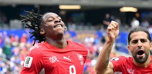 Johan Manzambi anotó dos goles. (Foto por FREDERIC J. BROWN / AFP)