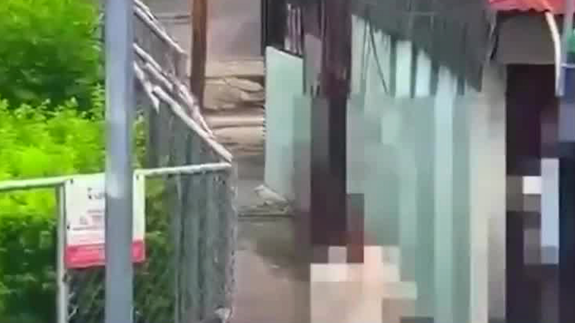 Hombre lanzó piedras a cámara de videoprotección | VIDEO