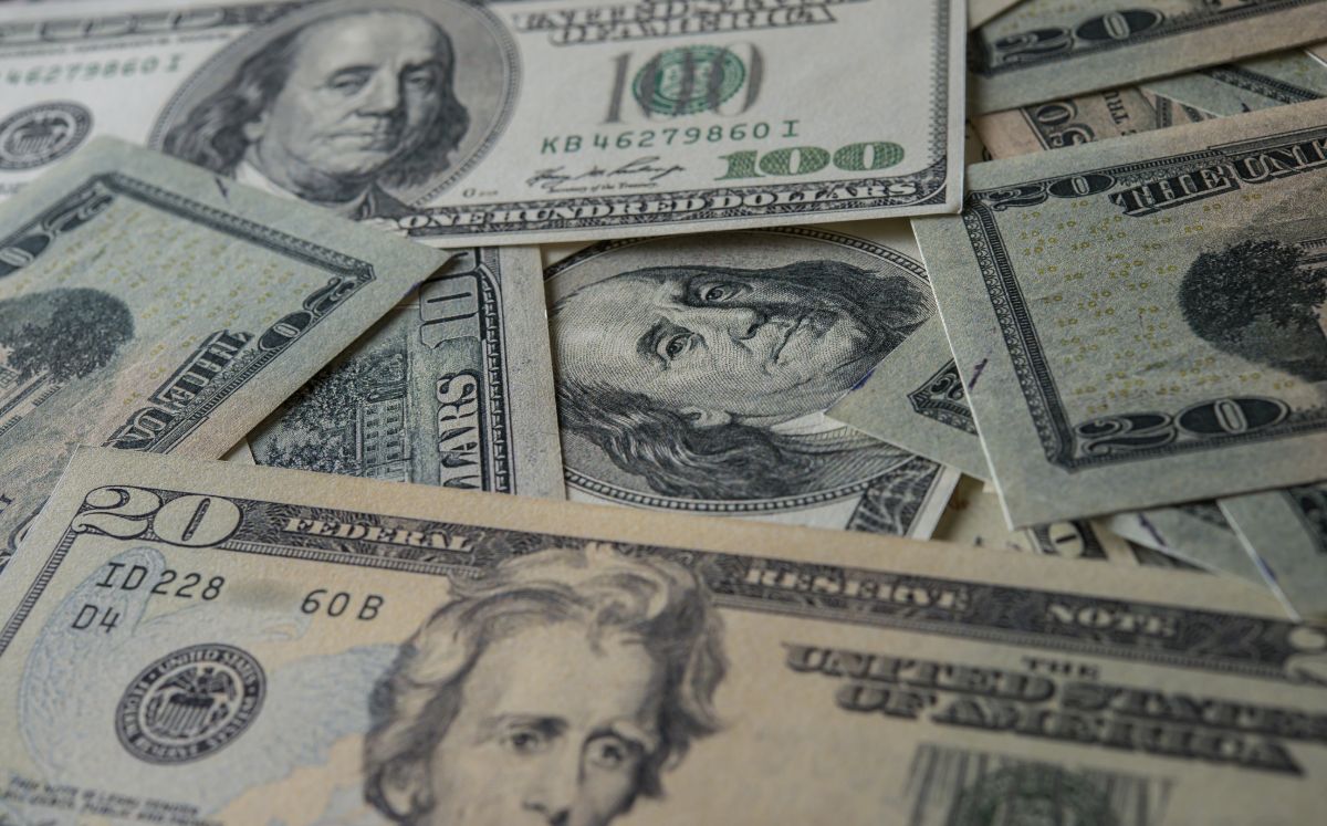La diferencia entre ambos precios se conoce como spread.