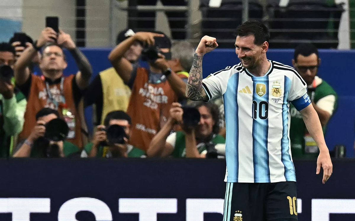 Pese a haber fallado un penal, Messi anotó un doblete. (Foto por PAUL ELLIS / AFP)