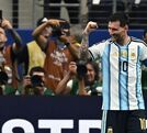 Pese a haber fallado un penal, Messi anotó un doblete. (Foto por PAUL ELLIS / AFP)