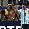 Pese a haber fallado un penal, Messi anotó un doblete. (Foto por PAUL ELLIS / AFP)