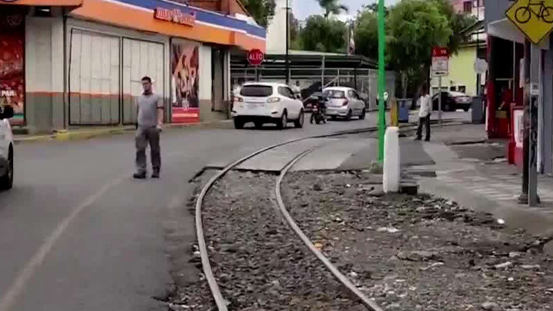 Hombre estuvo cerca de ser impactado por tren | VIDEO