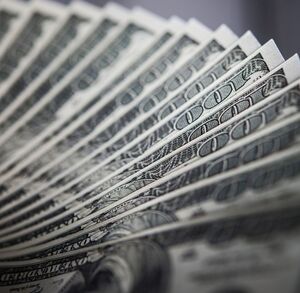 La diferencia entre ambos precios se conoce como spread.
