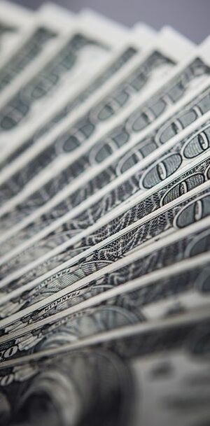 La diferencia entre ambos precios se conoce como spread.