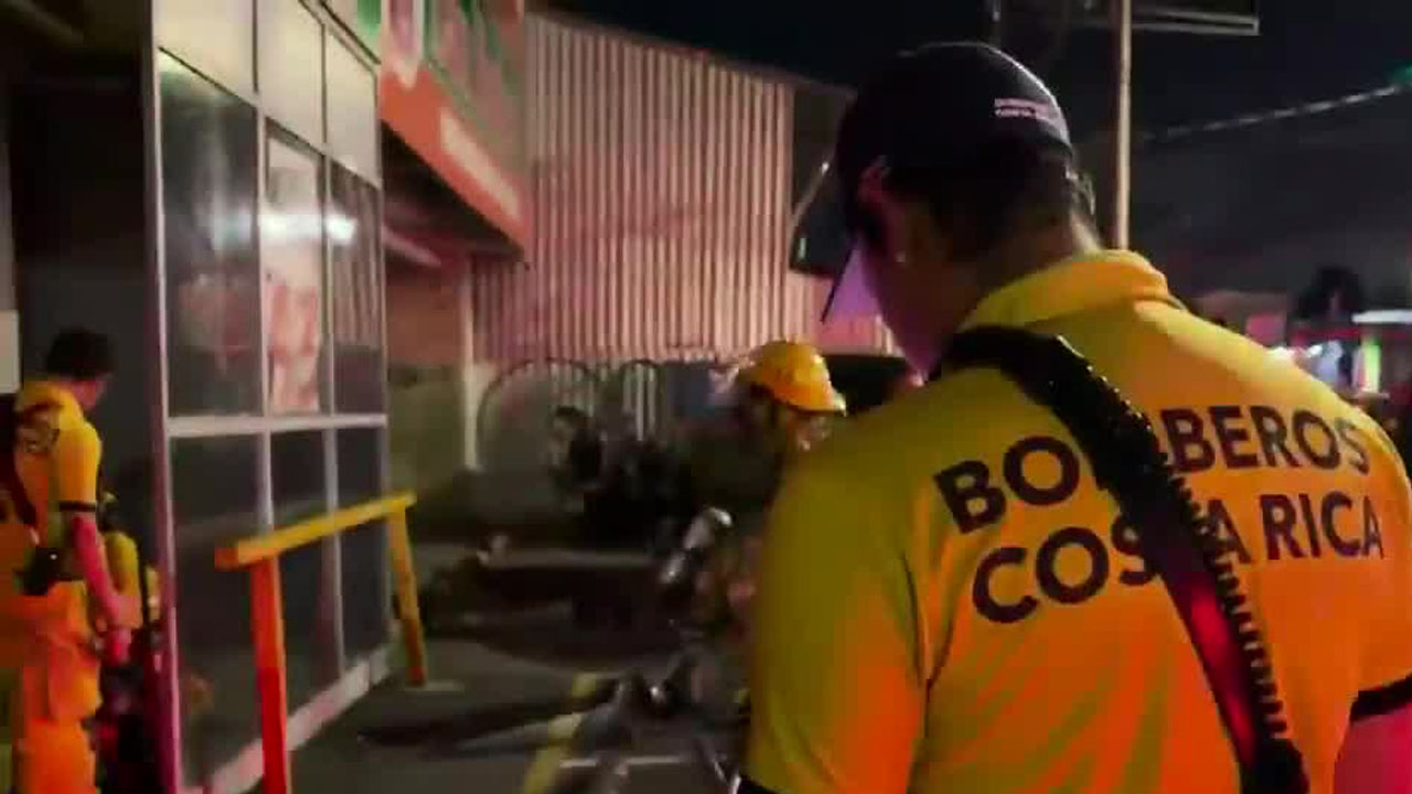 Incendio consumió casi la mitad de supermercado en Alajuela