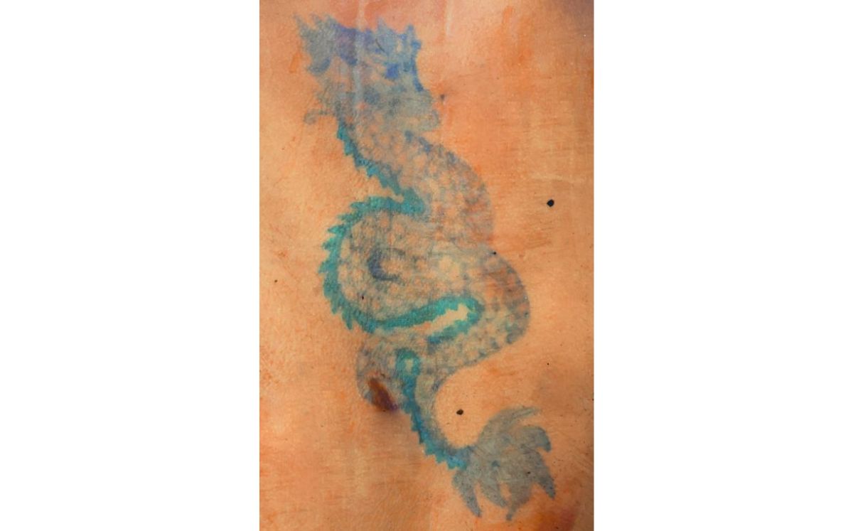 Uno de los tatuajes de la víctima. (OIJ)