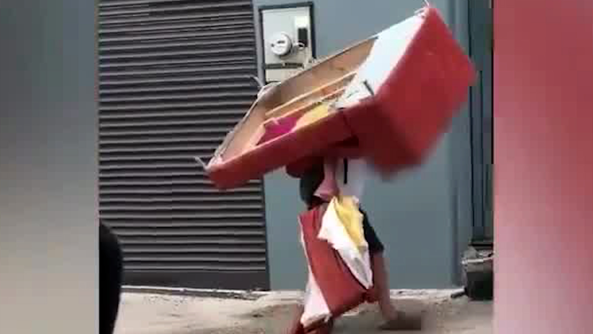Vecinos denuncian abandono de muebles