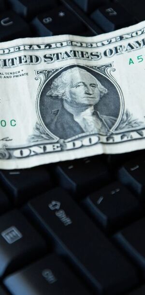 La diferencia entre ambos precios se conoce como spread.
