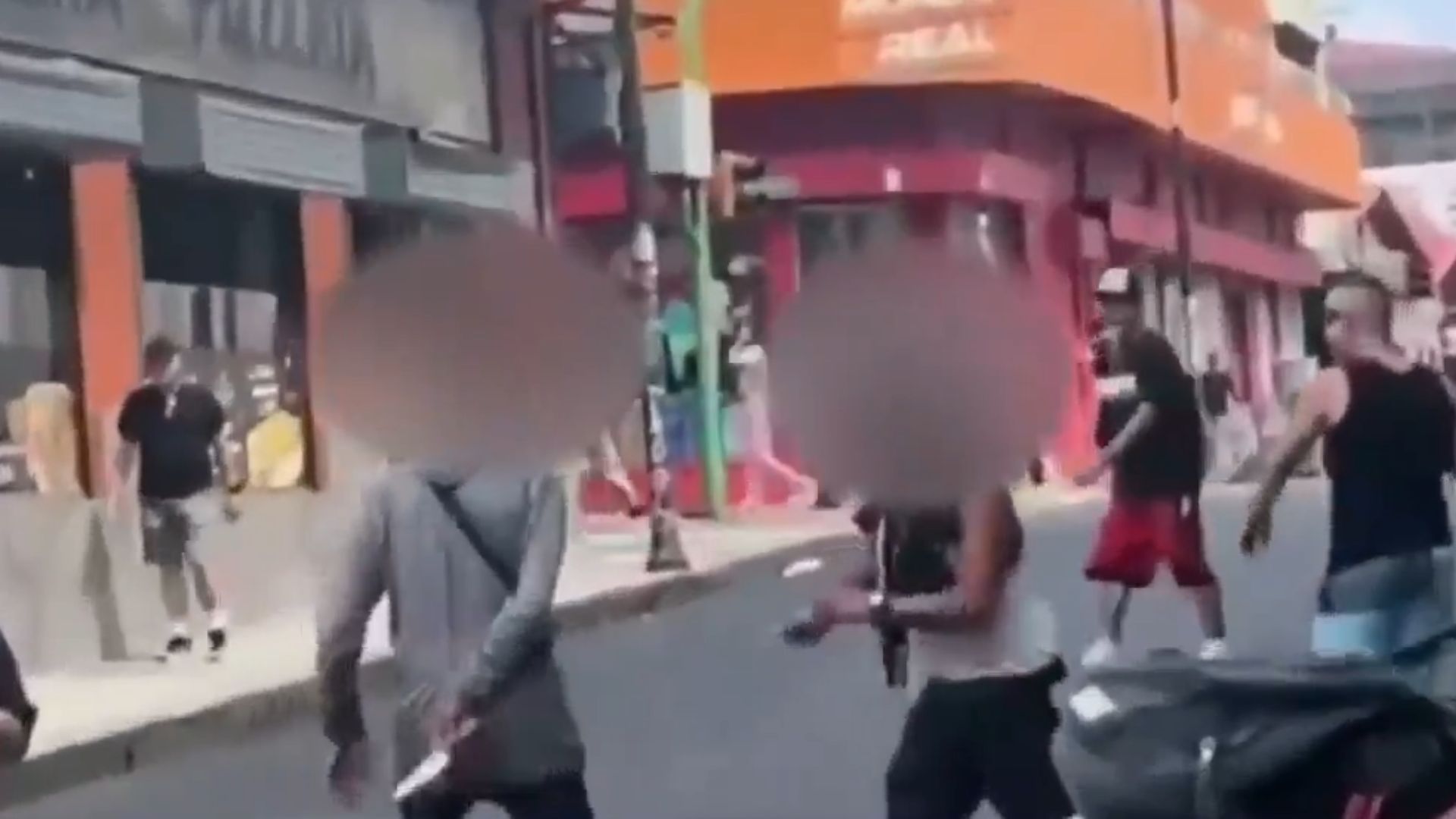 Riñas entre vendedores ambulantes quedó grabada en video