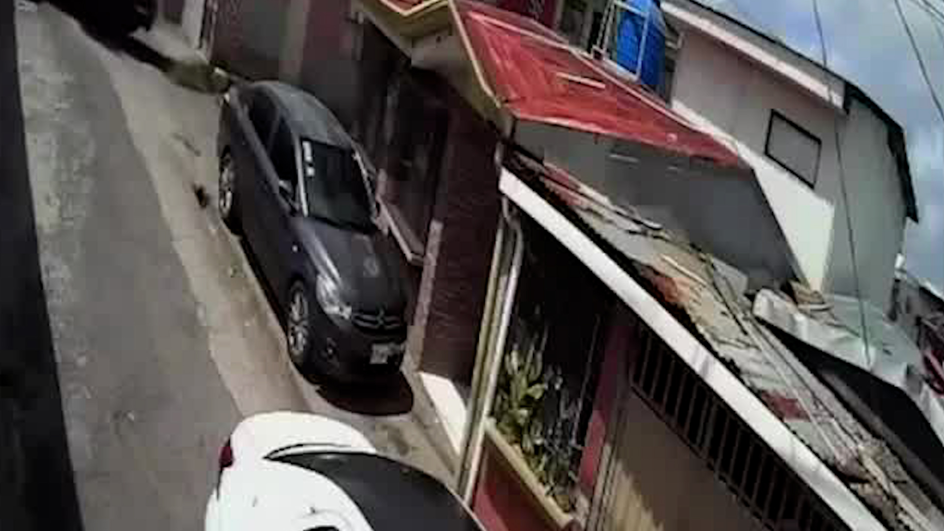 Hombre es asesinado dentro de vehículo en Cartago | VIDEO
