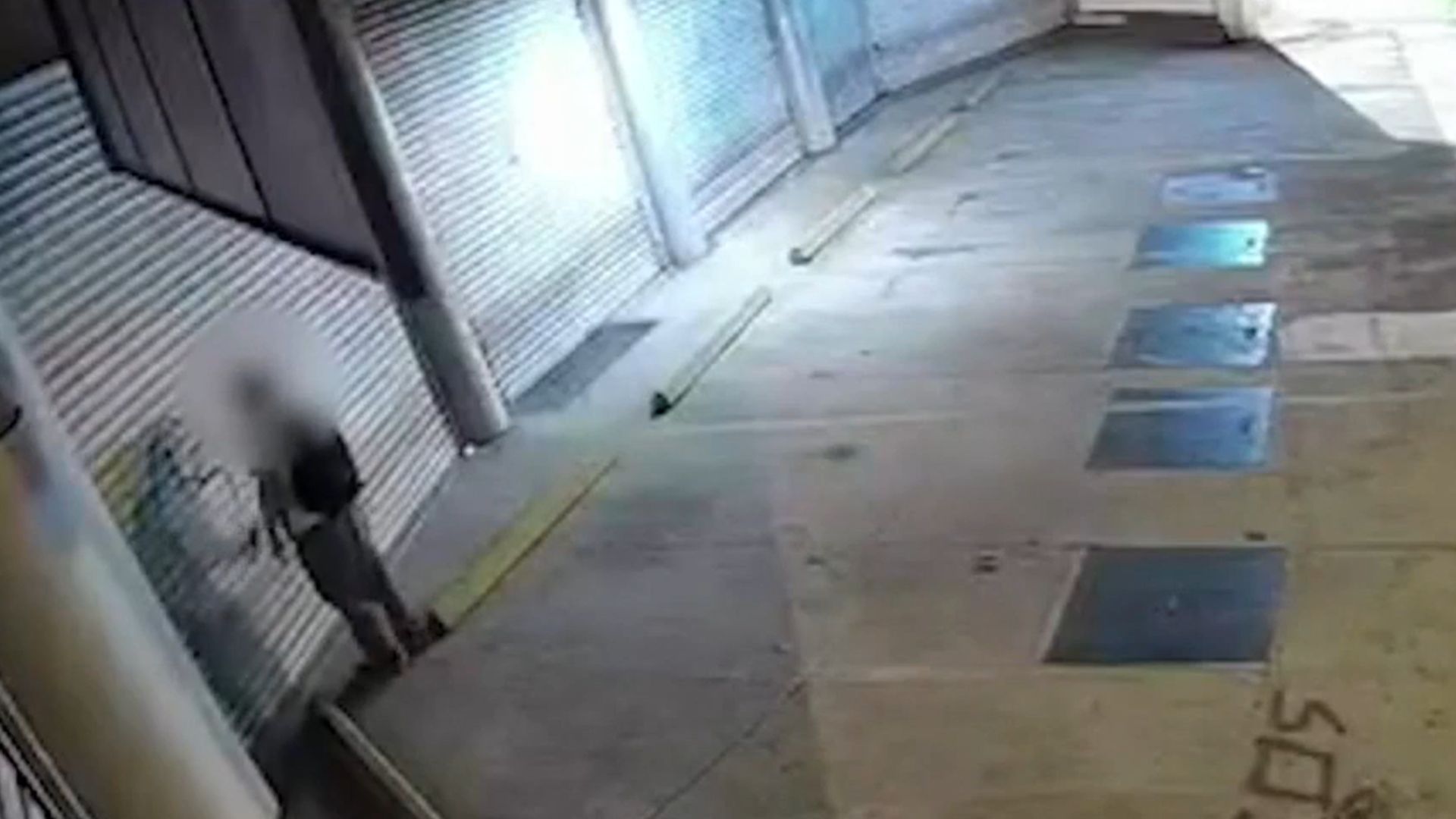 Jóvenes realizarse grafitis en comercio de Heredia