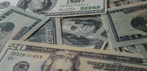 La diferencia entre ambos precios se conoce como spread.