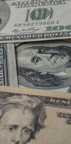 La diferencia entre ambos precios se conoce como spread.