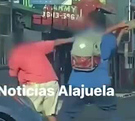Riña en Alajuela terminó en agresión | VIDEO