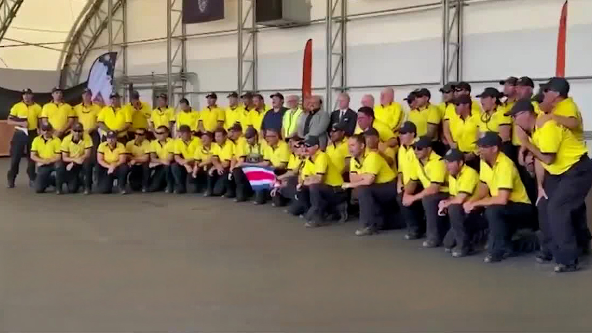 Bomberos regresan al país tras misión humanitaria