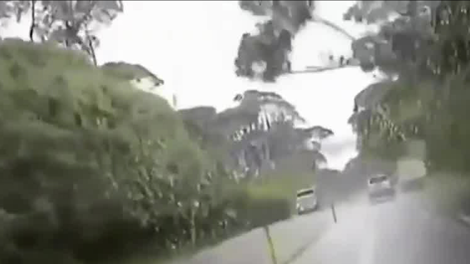 Conductor escapa por segundos de un deslizamiento