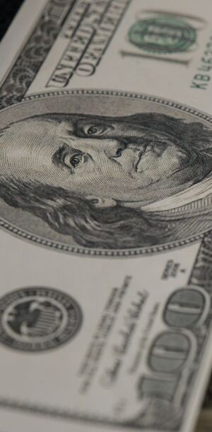 La diferencia entre ambos precios se conoce como spread.