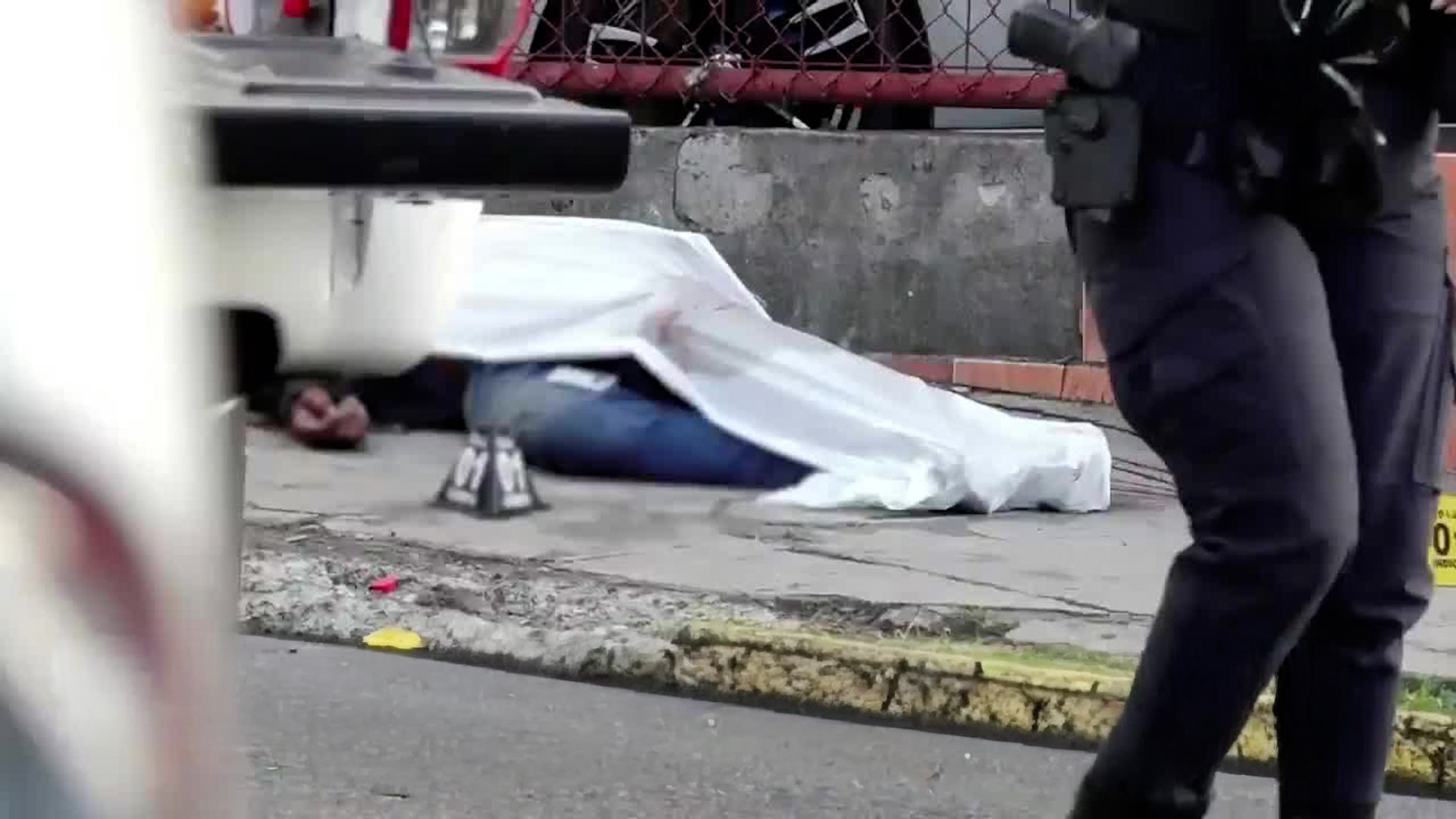 Sicarios en motocicleta asesinan a dos hombres
