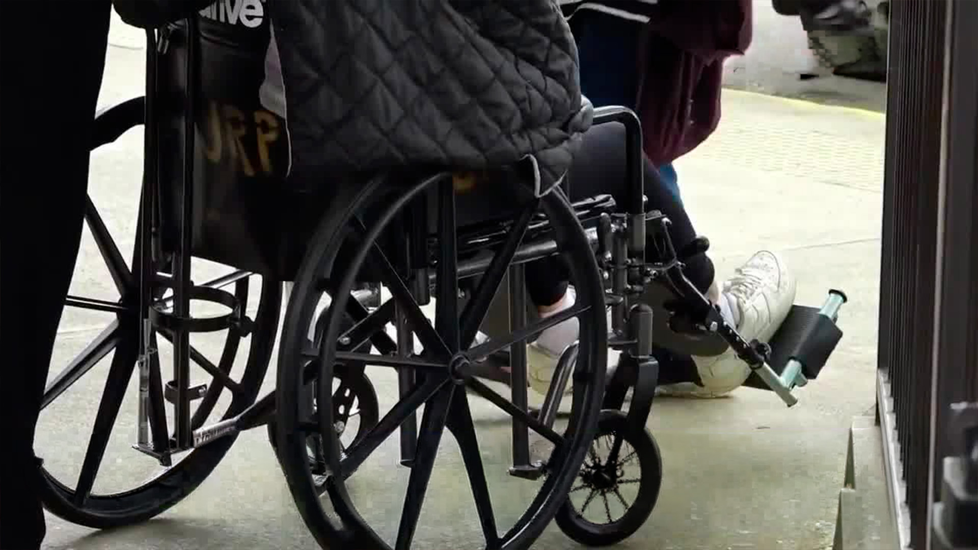 Adulta mayor estuvo tres días en silla de ruedas