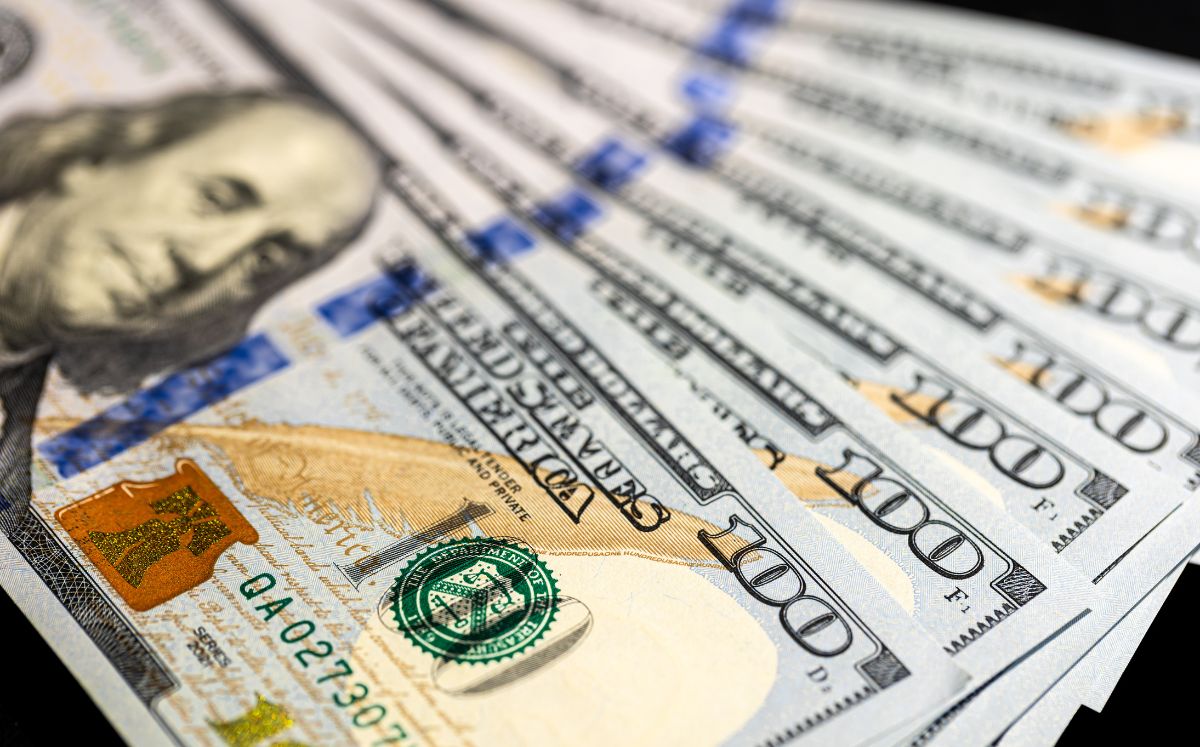La diferencia entre ambos precios se conoce como spread.