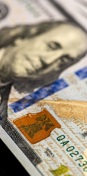La diferencia entre ambos precios se conoce como spread.