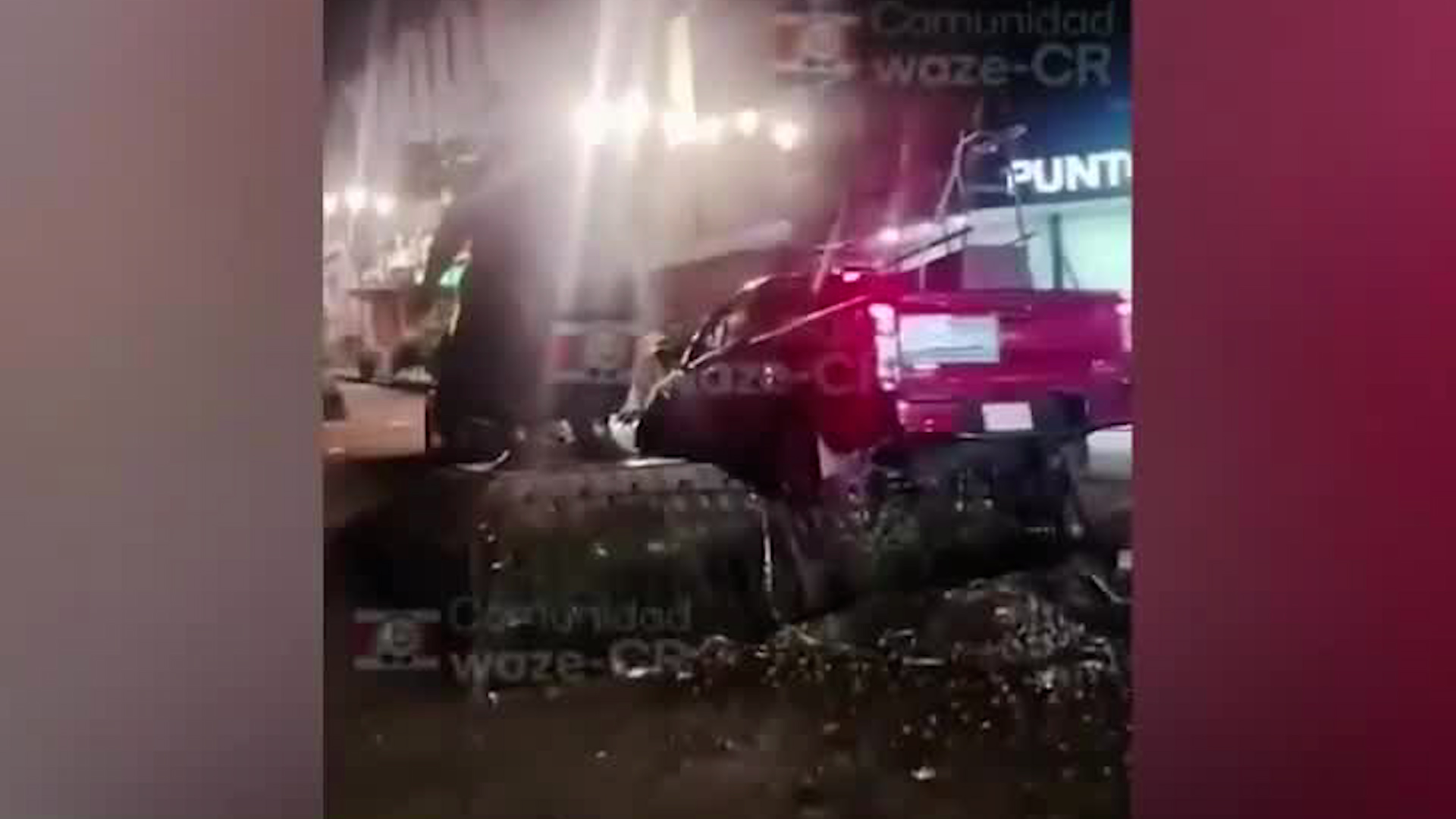 Conductor choca contra verjas de escultura en San José | VIDEO