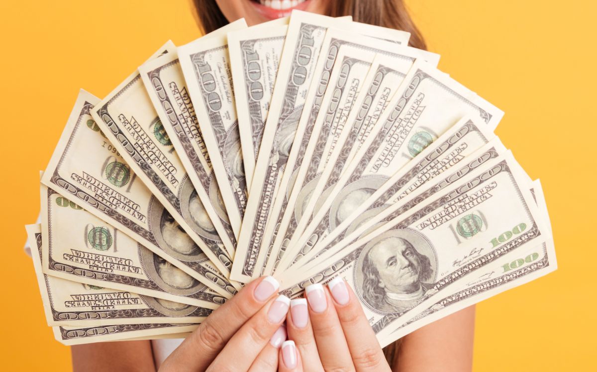 La diferencia entre ambos precios se conoce como spread.