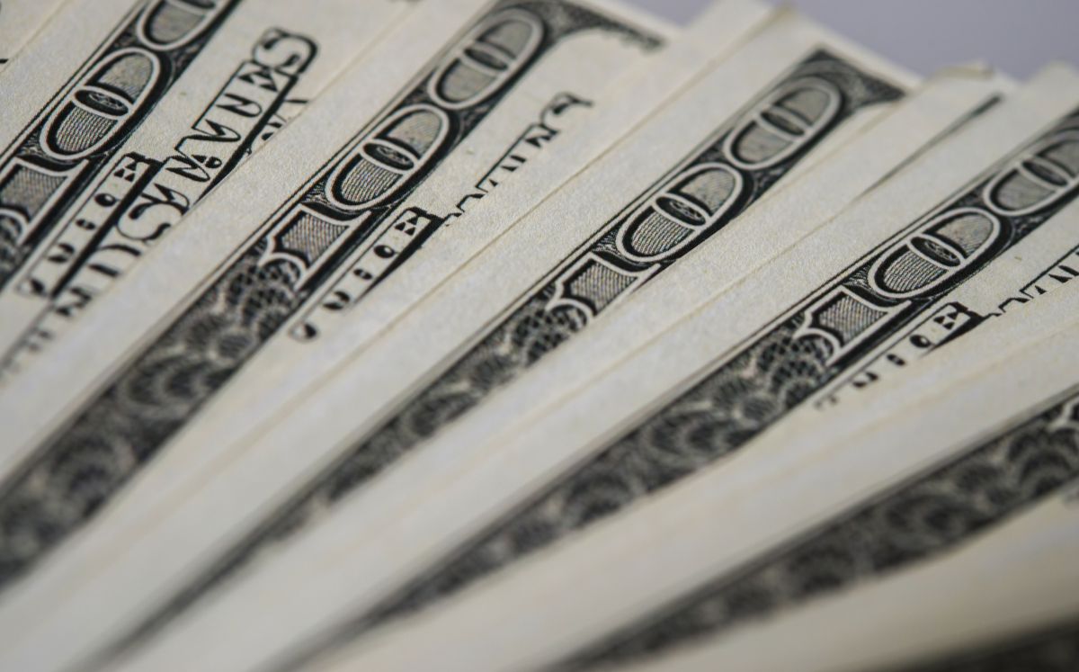 La diferencia entre ambos precios se conoce como spread.
