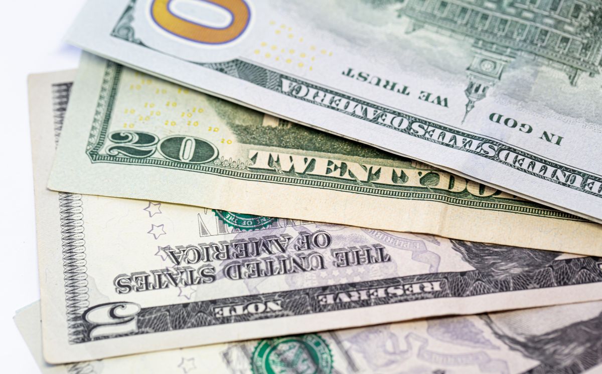 La diferencia entre ambos precios se conoce como spread.