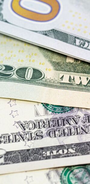 La diferencia entre ambos precios se conoce como spread.