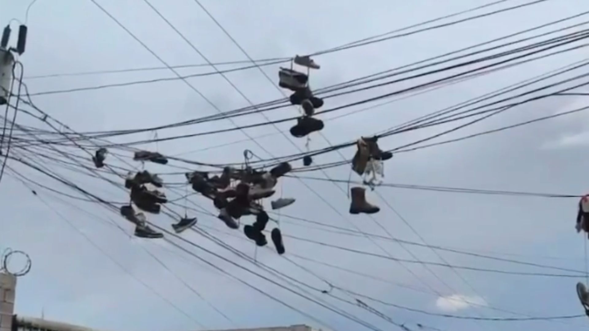 ¿Por qué los zapatos en cables generan alerta?