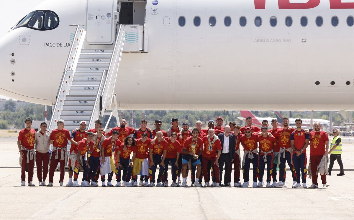La selección española llegó a Madrid.(Foto por OSCAR DEL POZO / AFP)