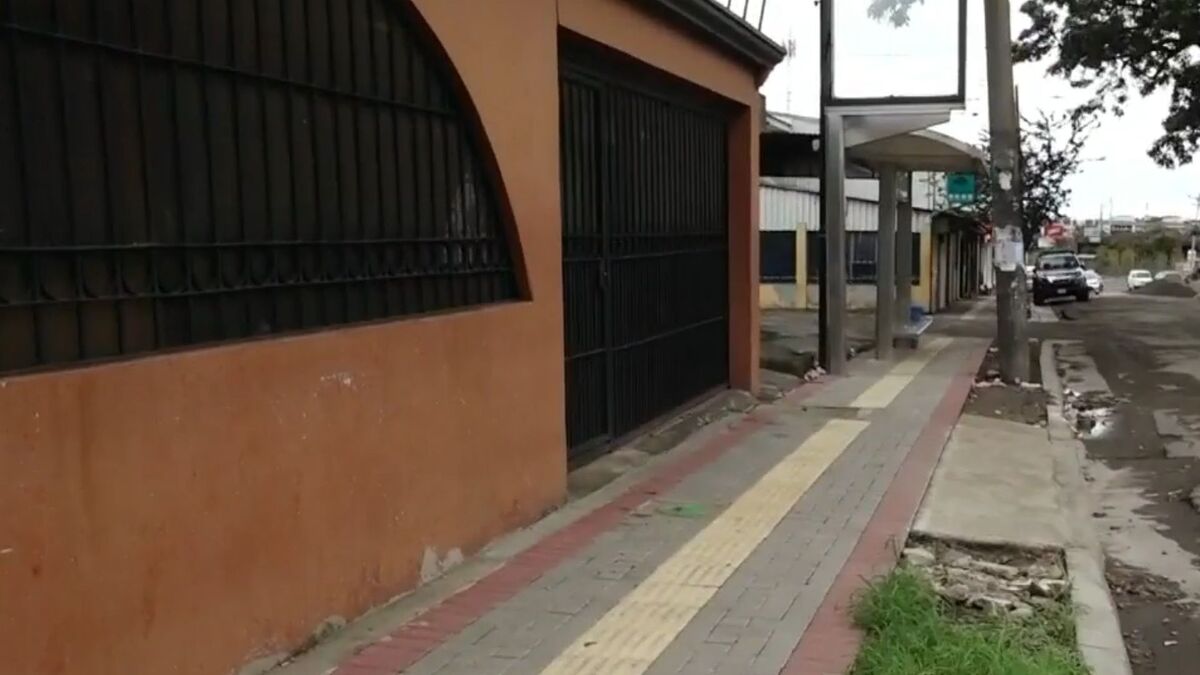 Vecinos denuncian obstáculos en acera de Hatillo 3