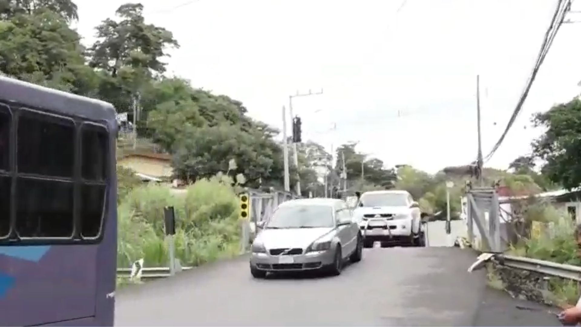 Vecinos exigen arreglos en puente en Patarrá