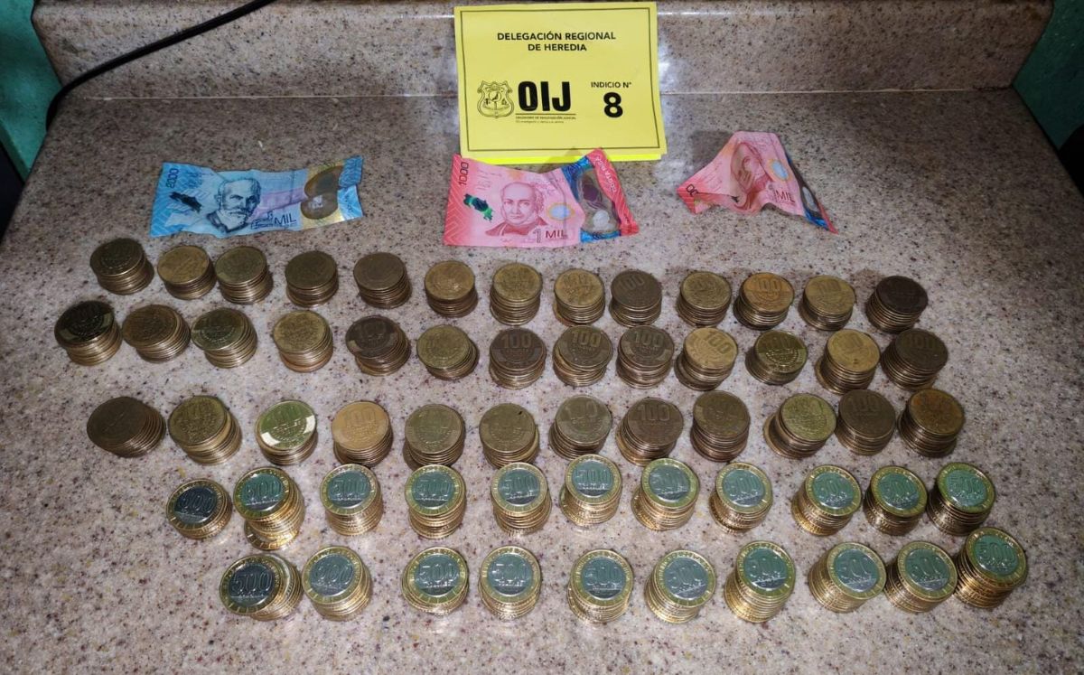 Agentes decomisaron dinero en efectivo. (OIJ)