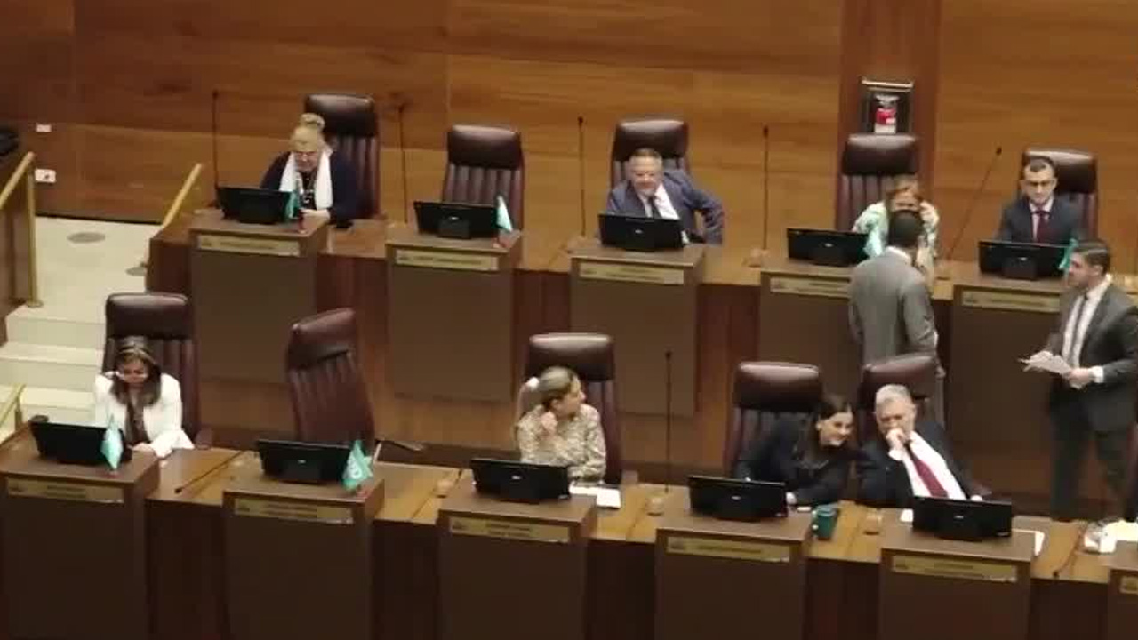 Ejecutivo y legislativo en contra de cargos vitalicios