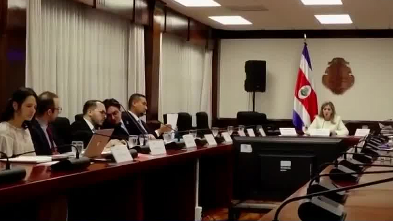 Choque entre supremos poderes subió de tono