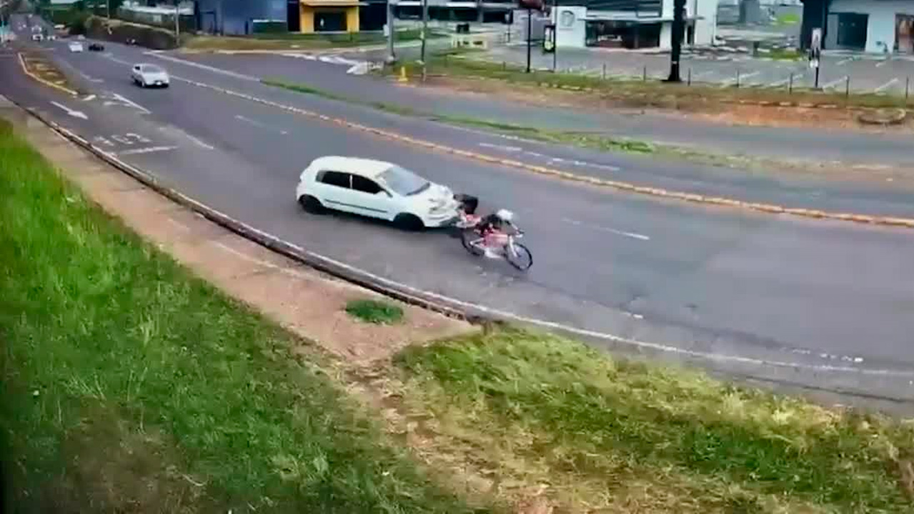 Conductor embistió a ciclista y se dio a la fuga | VIDEO
