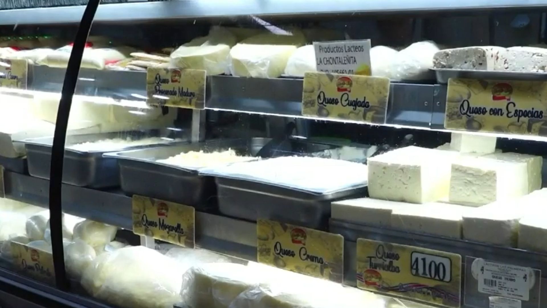 Decomisan cinco toneladas de alimentos irregulares