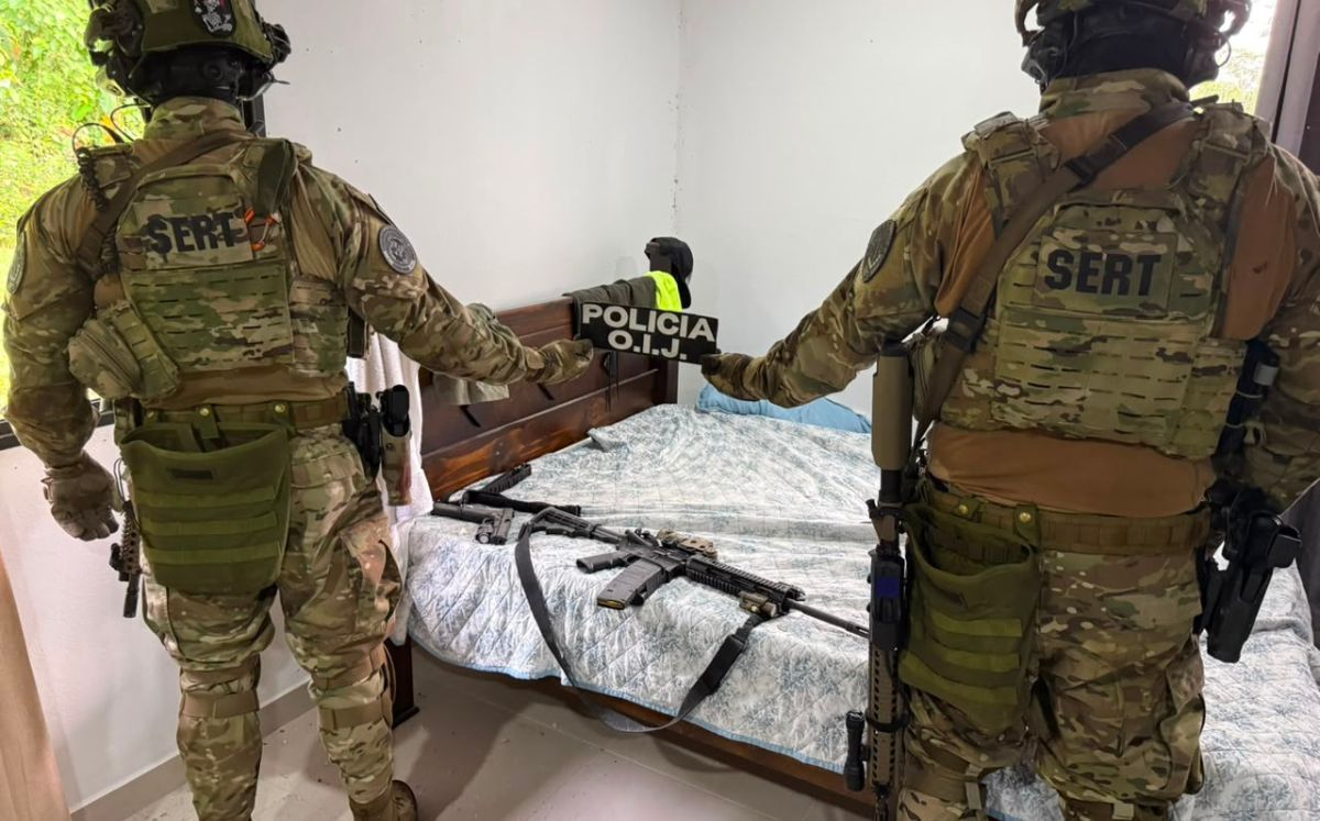Armas de guerra decomisada por los agentes judiciales. (OIJ)