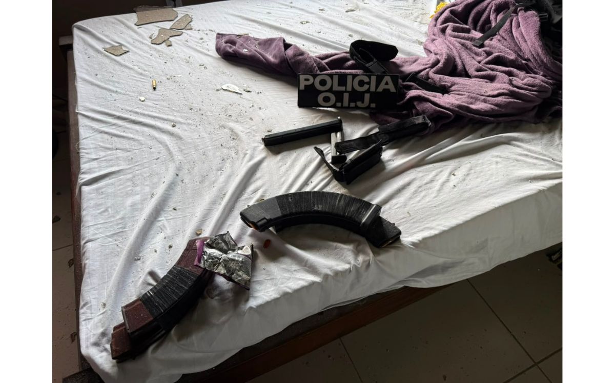 Armas de guerra decomisada por los agentes judiciales. (OIJ)