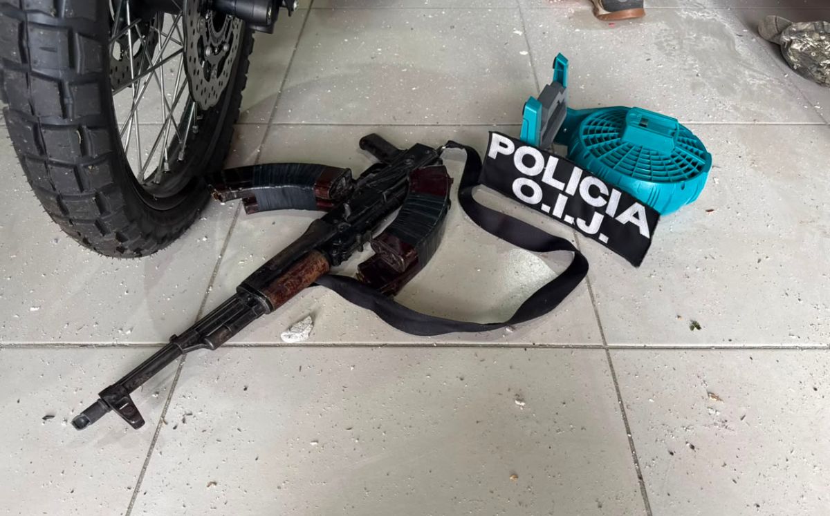 Armas de guerra decomisada por los agentes judiciales. (OIJ)