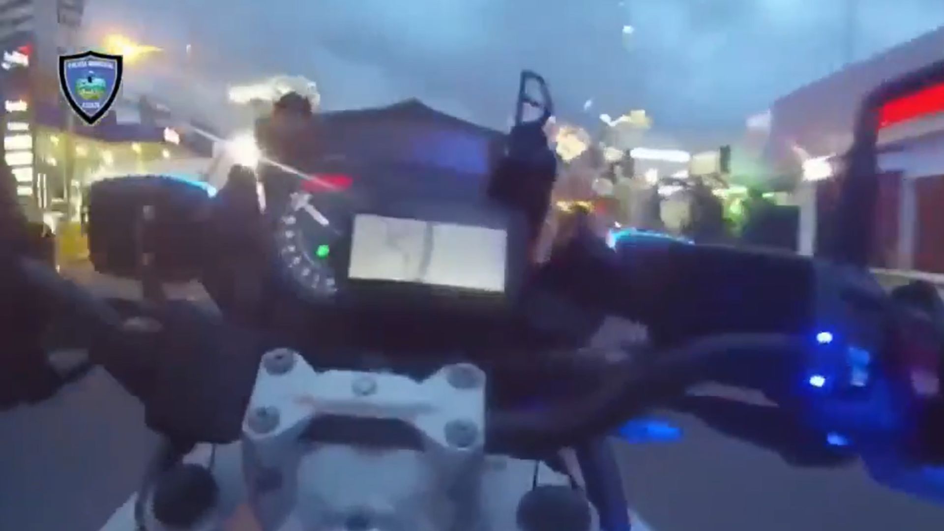 Motociclista impide paso de ambulancia que trasladaba a bebé | VIDEO