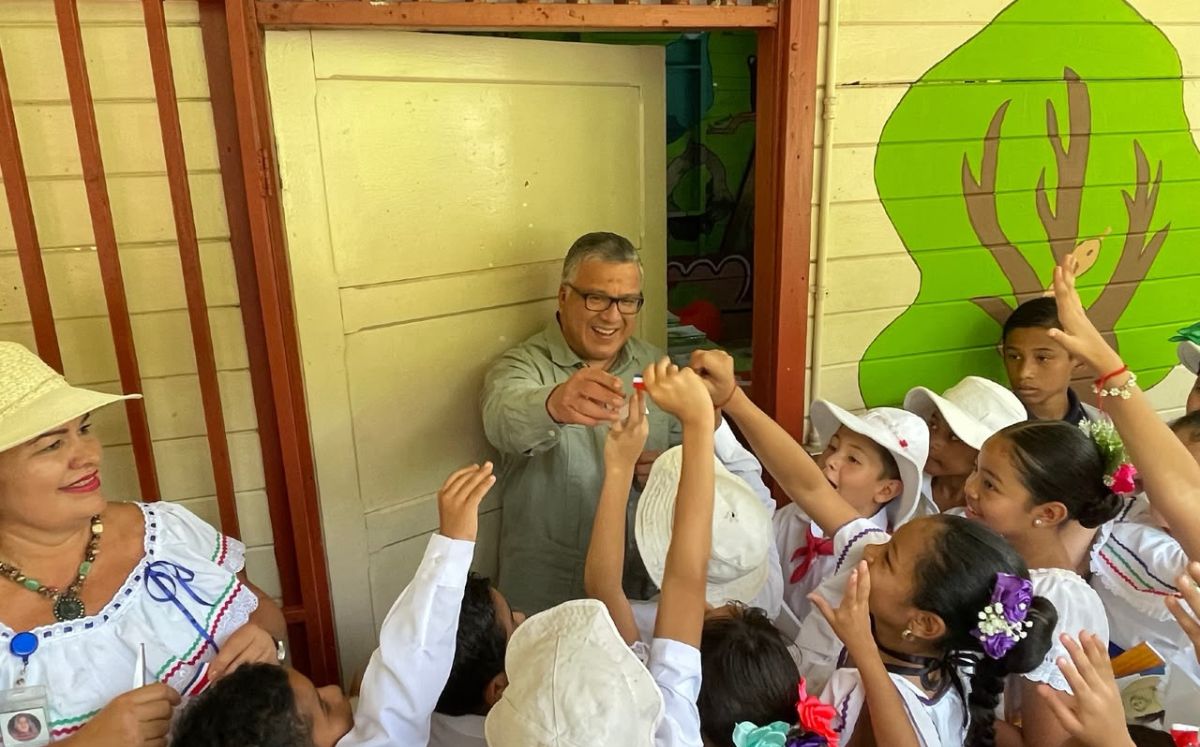 UCR inaugura Rinconcito de Lectura y entrega 1.600 libros en Guanacaste